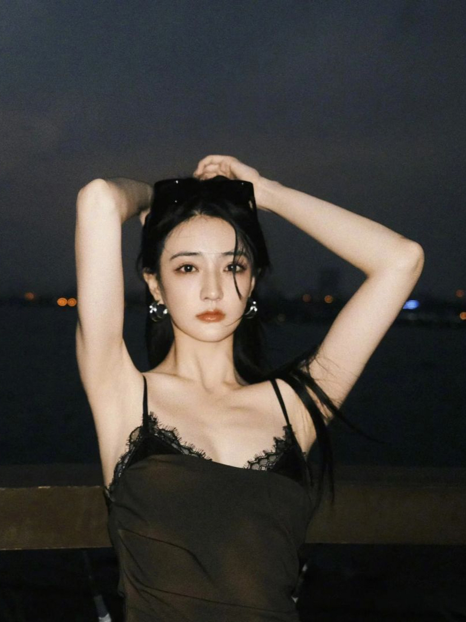 徐璐美照引减肥动力,瘦削身材令人羡慕不已  徐璐真是美得令人心动,她