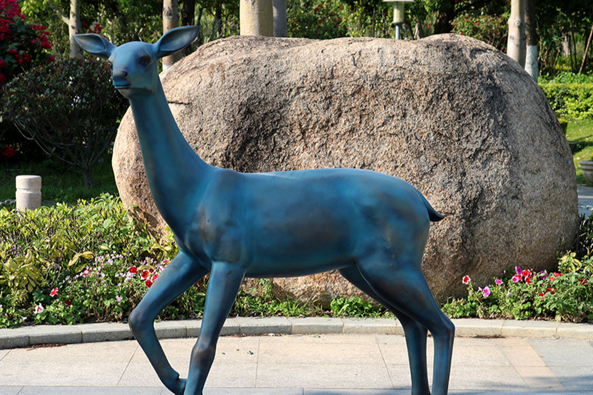 玻璃钢仿铜鹿雕塑是户外公园独特的工艺动物摆件,以玻璃钢为材质,仿铜