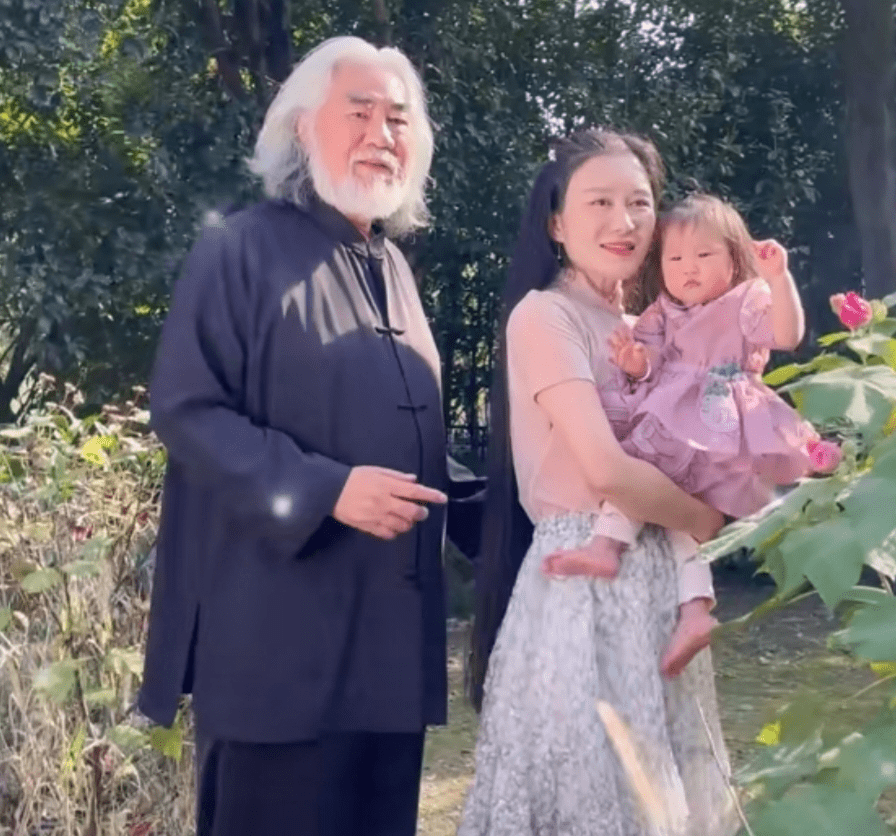 罕见72岁导演张纪中与41岁博士妻子秀恩爱网友评论区一边倒