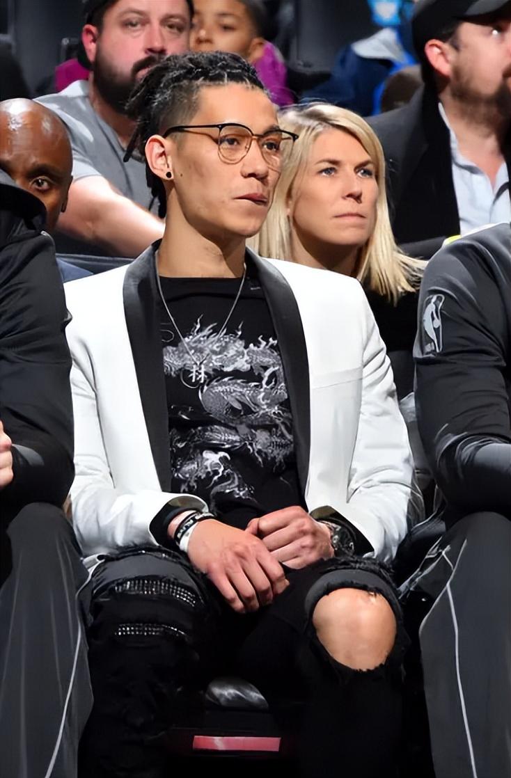 林书豪打破了肤色的界限,让西方人看到东方面孔的潜力,成功在nba占据