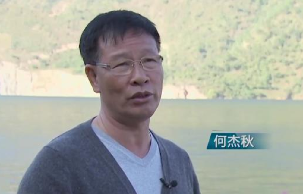 配合余建波首创的赶拦刺张联合渔法,将鱼一点点赶到浅水区去,然后进行