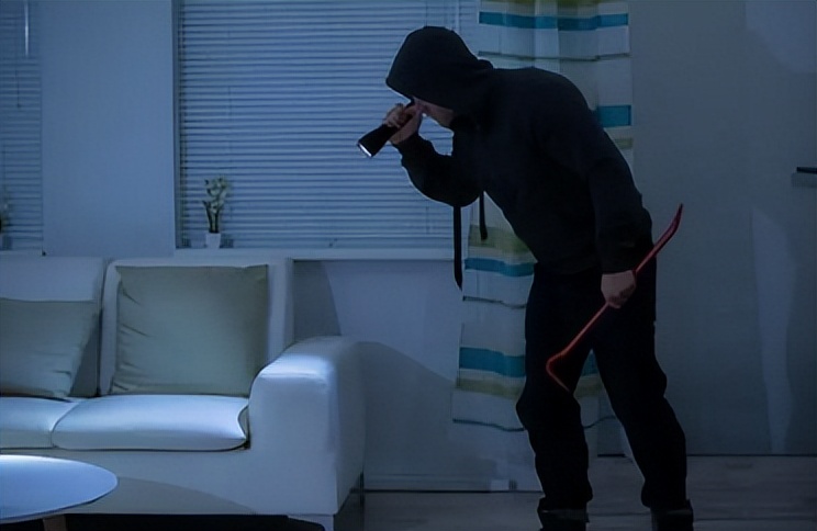 案例:小偷入室行窃,却被女子误以为老公回来了,小偷不知所措