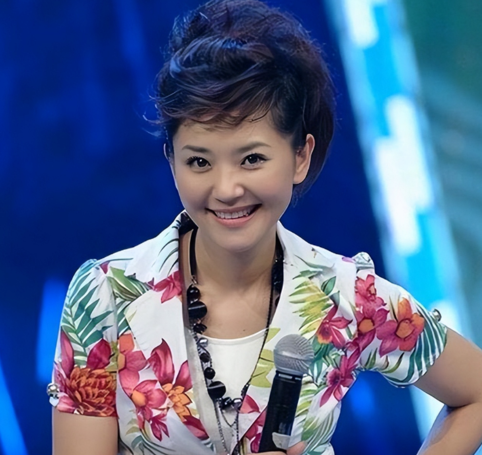 回顾央视主播方琼:央视工作15年,闪婚嫁给领导,如今过得怎样?