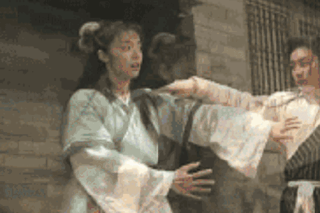 难怪电视里只拍上半身镜头下移后是不能让观众看到的尴尬场景