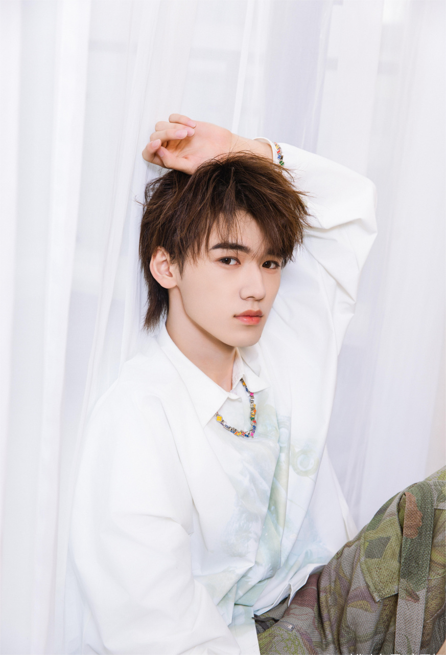 宋亚轩发布"春天loading"照,清新时尚品味惊艳亮相!