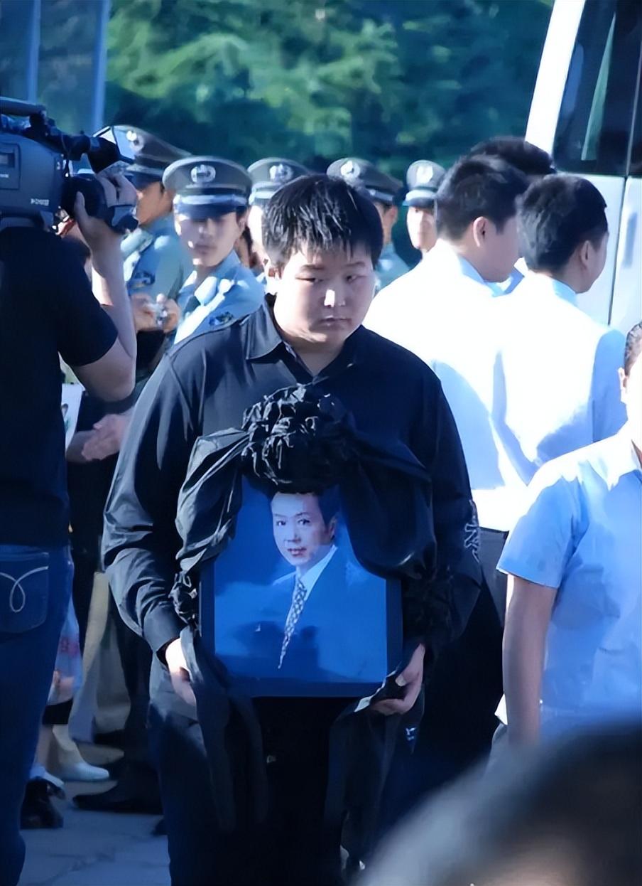 回顾罗京去世13年后妻子已改嫁富豪儿子罗疏桐生活得如何