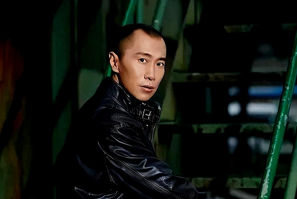 被张艺谋器重,遭章子怡吐槽演技不行,高开低走的郑昊现在很幸福