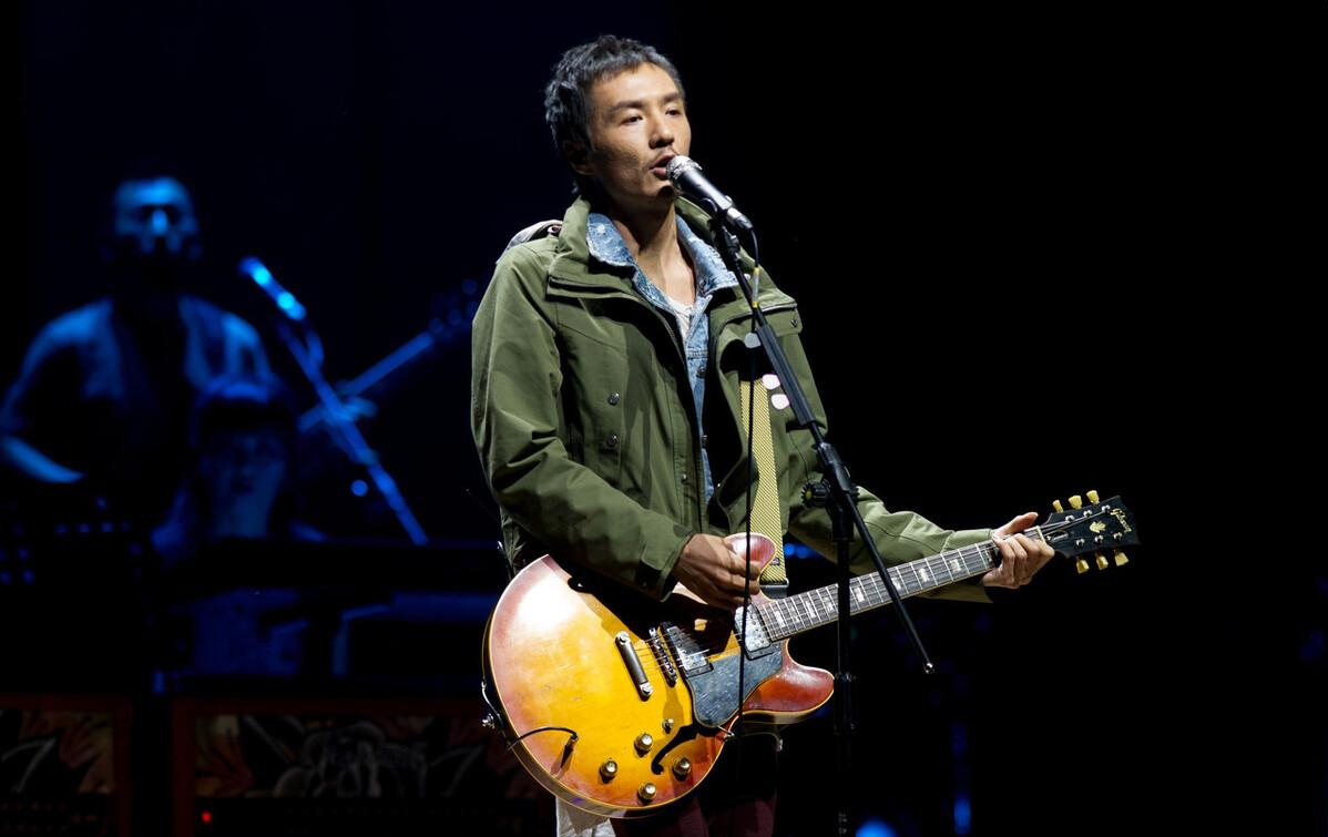 窦鹏是窦唯的堂弟,他的才华深深吸引了周迅,于是,周迅为了爱情毅然