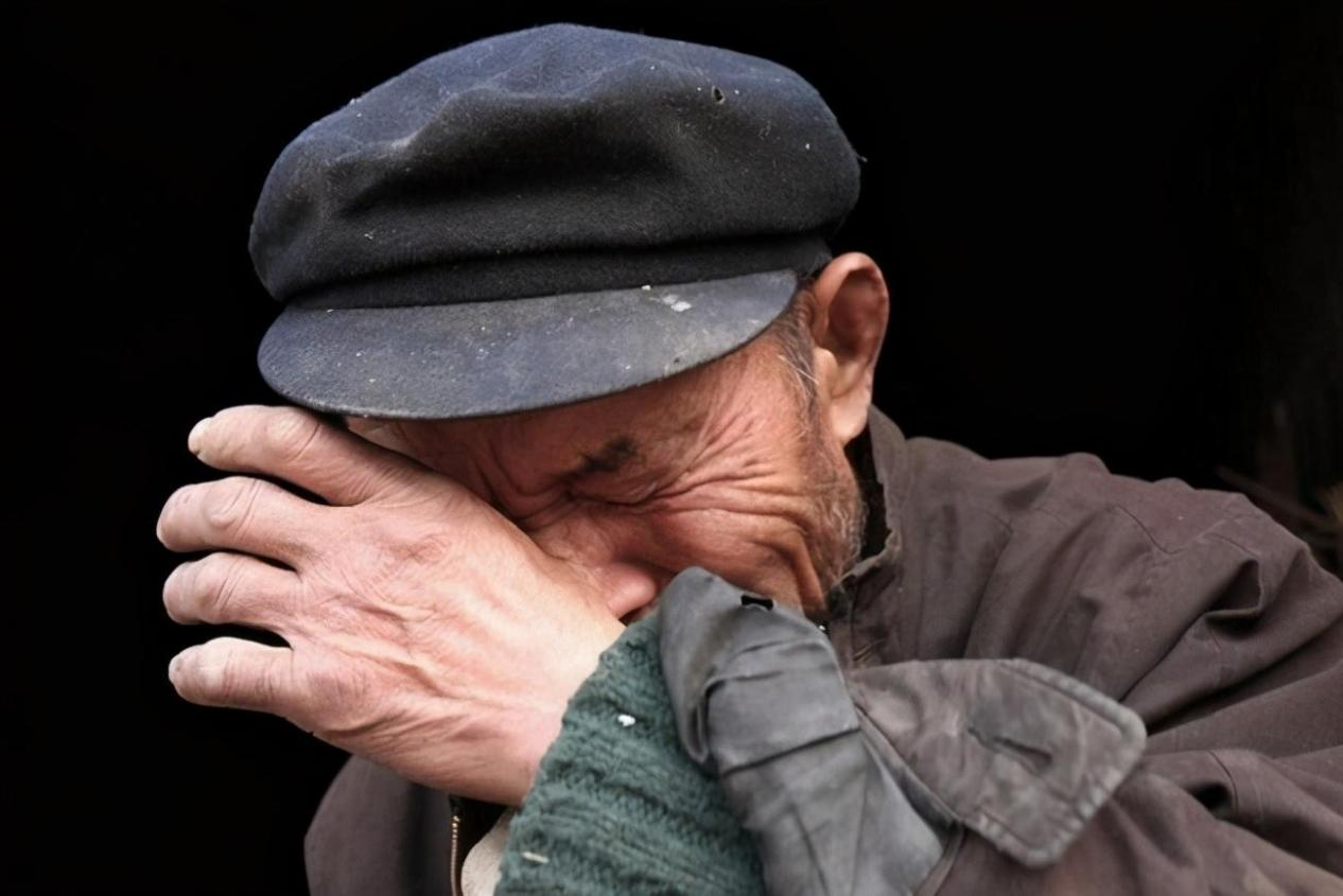 这一天,村里突然来了两个自称是国家干部的人,并向村民们询问孙顺明的