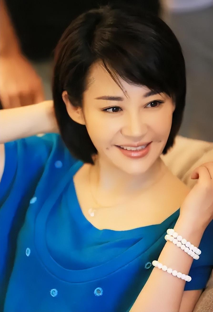 帅气,留着一头长发,那潇洒的模样,让不少姑娘倾心,就连徐帆都主动追他