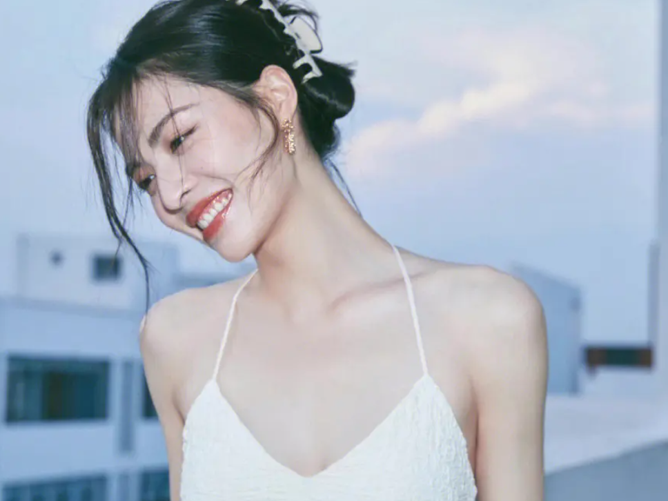 2013年,钟楚曦跨足了演艺圈,出演了电视剧《爱的妇产科》.