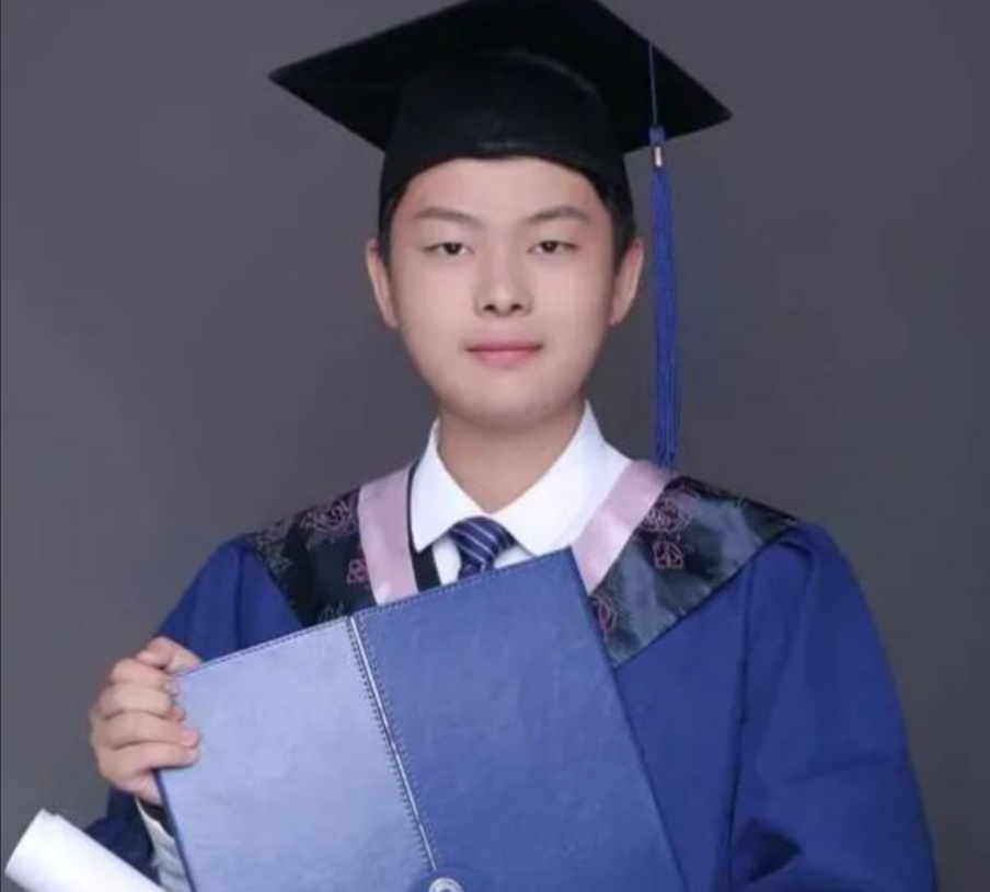 回顾12年前被父亲逼迫零下13度裸跑的4岁小男孩现在他有何成就