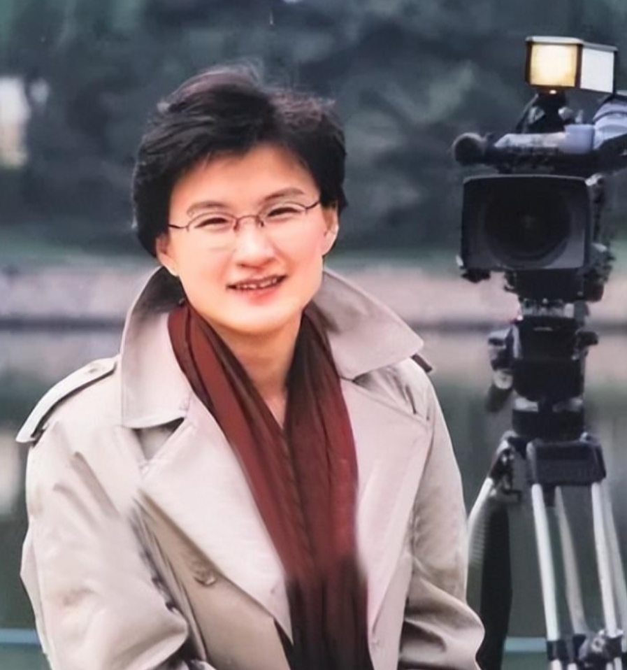 回顾央视主播董倩嫁给同行王世林婚后生一子幸福背后是辛酸