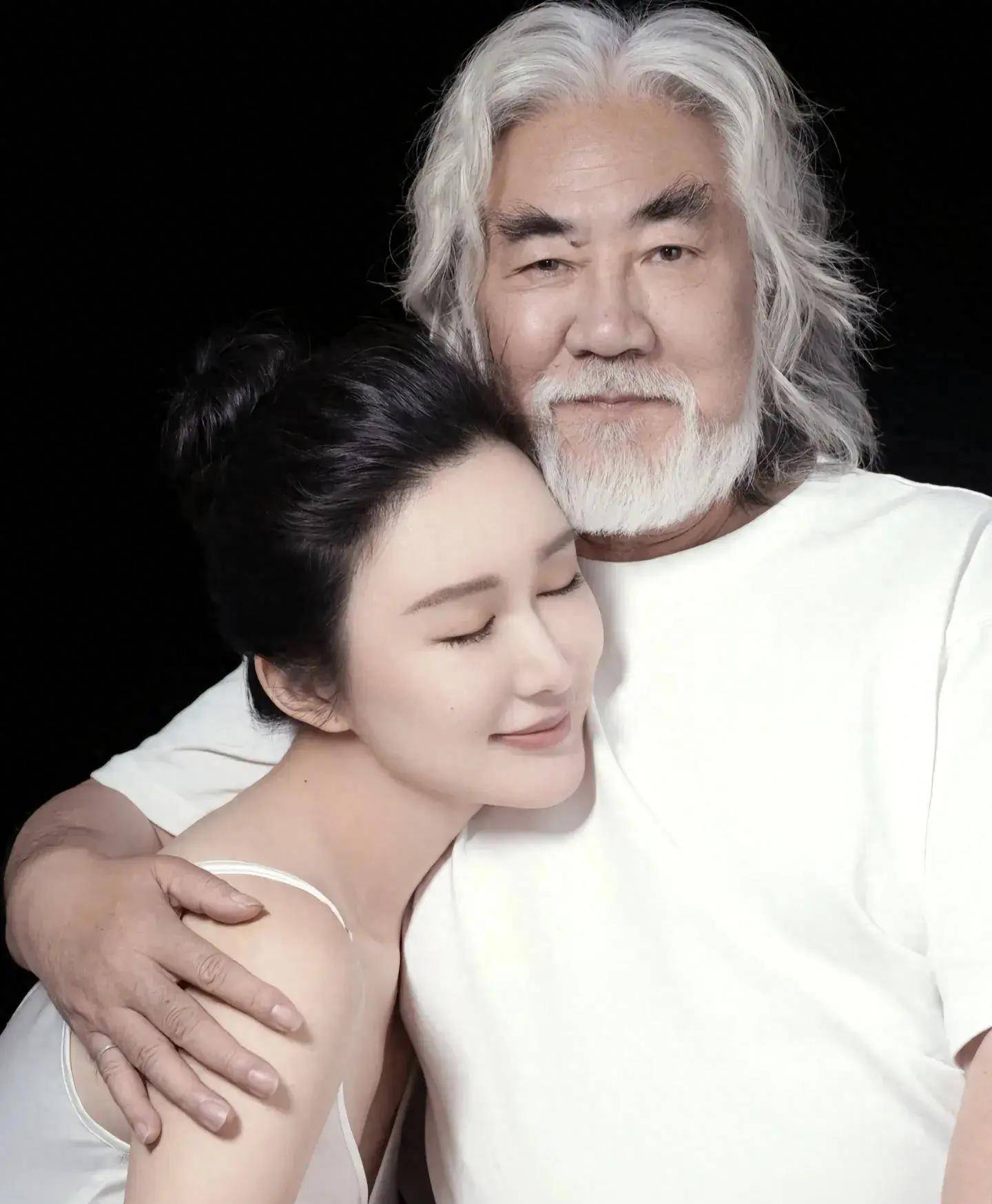 罕见72岁导演张纪中与41岁博士妻子秀恩爱网友评论区一边倒