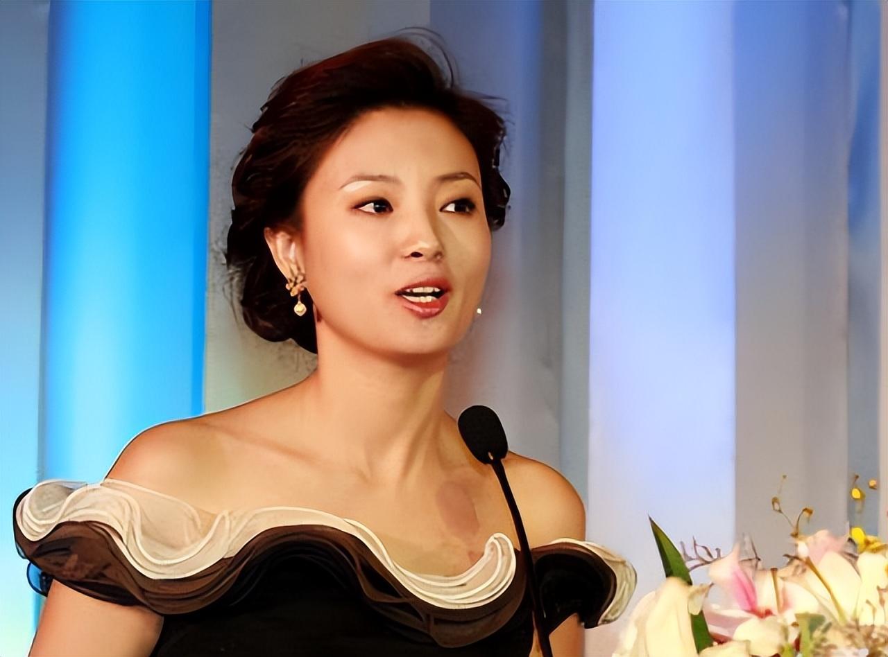 随后,刘芳菲进入短视频和直播领域,通过"芳菲的美学之旅"进行文化传播