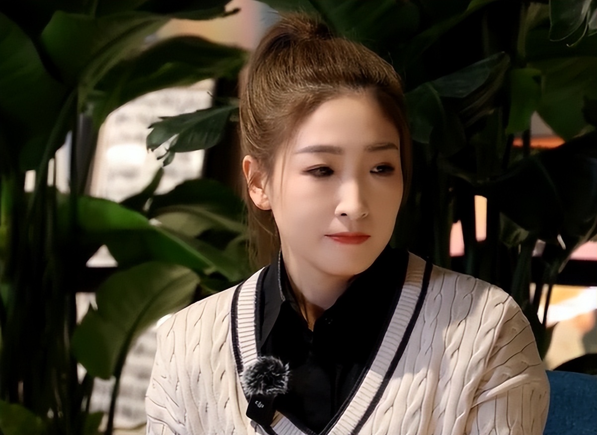 刘诗雯现身活动现场,略施粉黛,惊艳亮相,太漂亮了