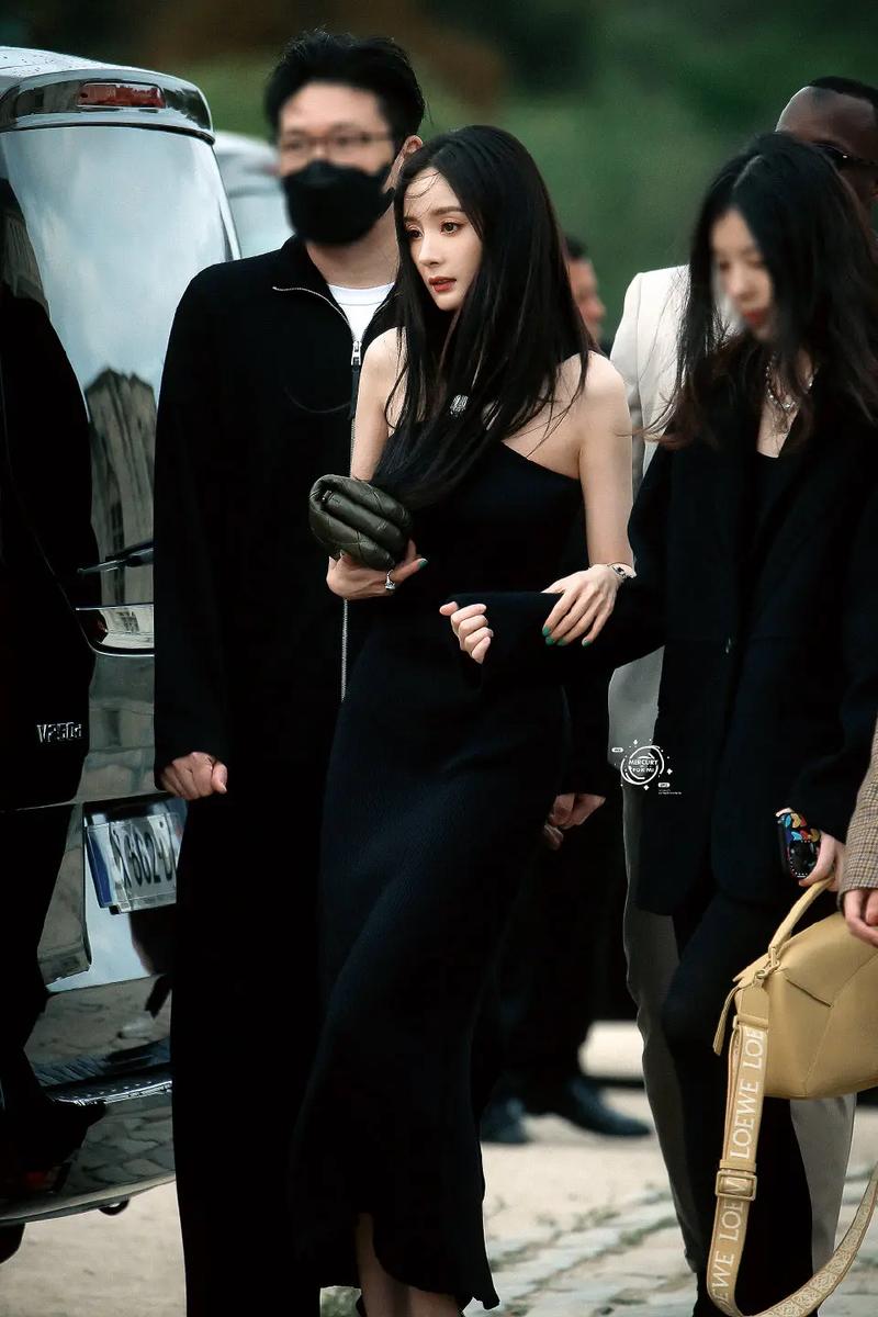 穿搭大比拼:唐嫣工装风,杨幂复古造型,谁更胜一筹?