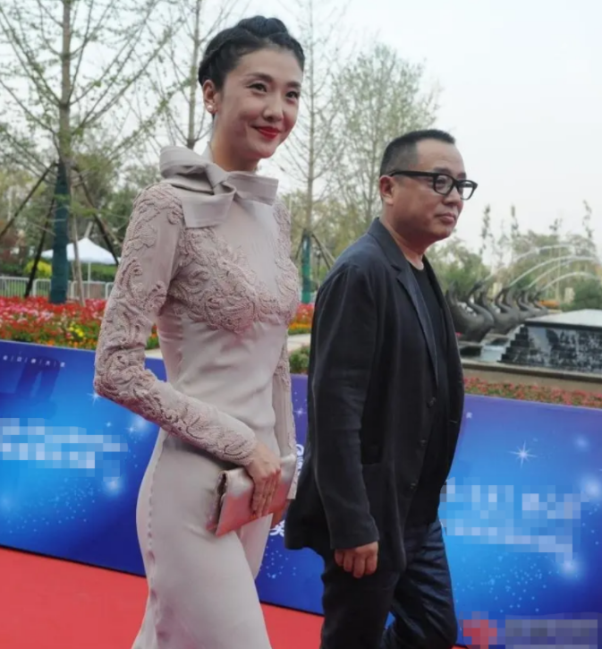 回顾倪景阳:182的身高嫁给165的谢晖,39岁高龄生子,如今幸福吗