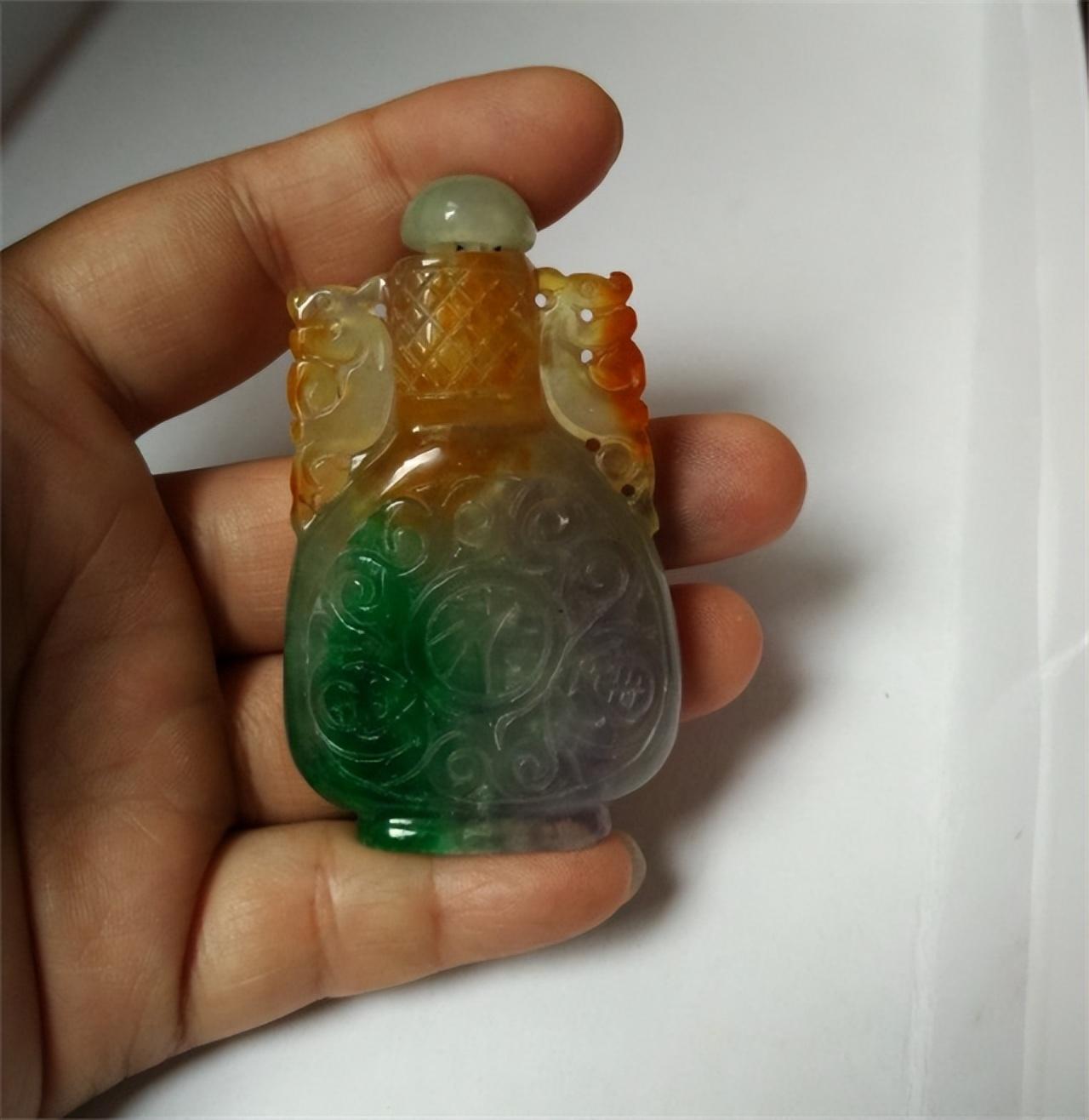 雕花翡翠鼻烟壶跟着王懿荣的二儿子王崇烈回到了山东老家,1919年,王崇