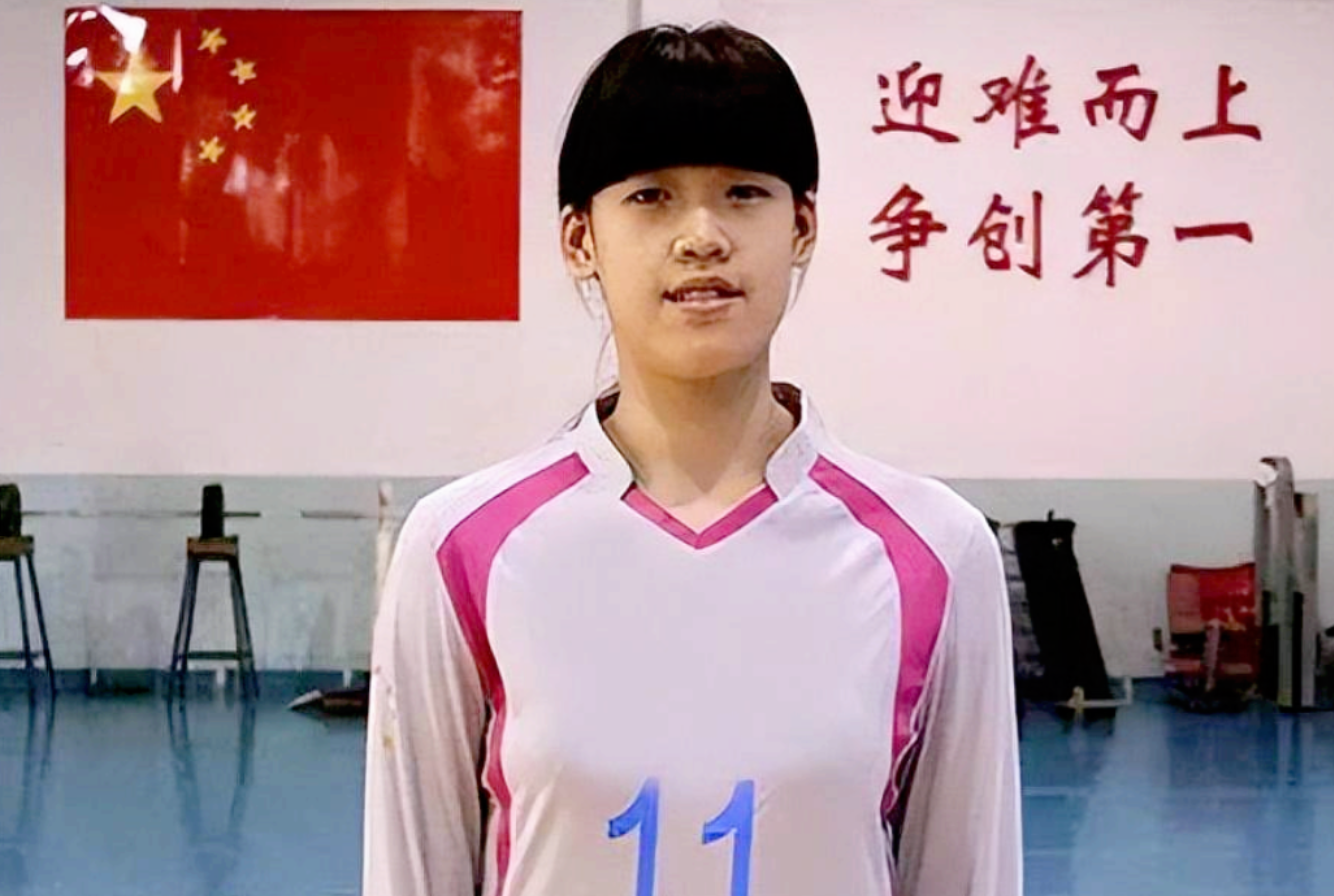 李盈莹出生于2000年黑龙江省齐齐哈尔市,家境普普通通,但父母都很喜欢