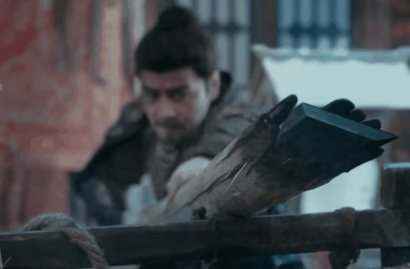 《陌路狂刀》讲述了天下大乱,齐王暗中诛杀太子遗嗣,卖炭翁田安邺