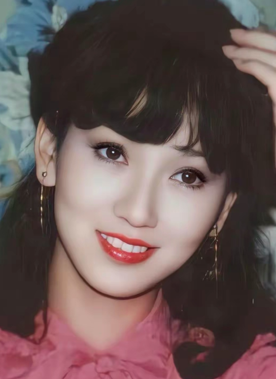 回顾赵雅芝二婚嫁普通人三个儿子都是学霸儿子们是她的骄傲