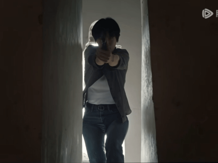 姚安娜演戏,是真的开心,和歹徒搏斗开枪,开着开着,自己忍不住笑场.