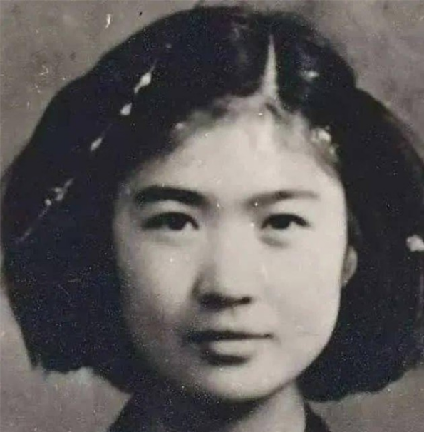 1947年刘胡兰牺牲12岁的妹妹目睹整个行刑过程现在她过得如何