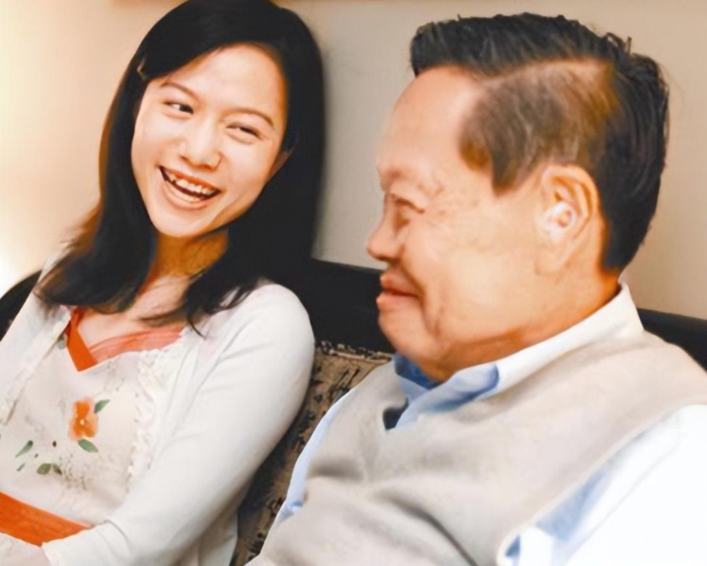 回顾杨振宁二婚娶小54岁的翁帆月薪都交给妻子如今幸福美满