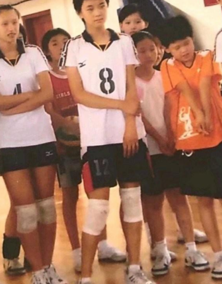 李盈莹出生于2000年黑龙江省齐齐哈尔市,家境普普通通,但父母都很喜欢