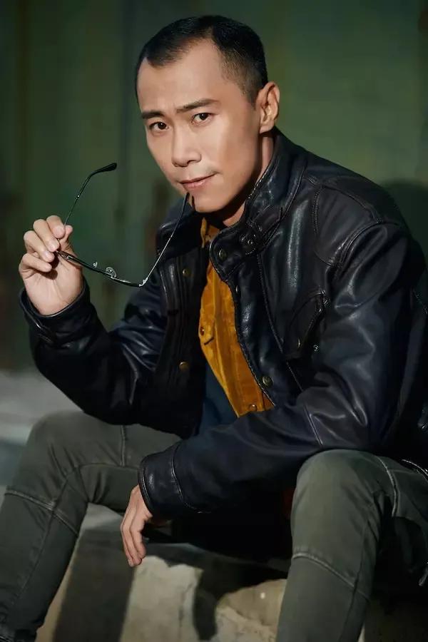 被张艺谋器重,遭章子怡吐槽演技不行,高开低走的郑昊现在很幸福