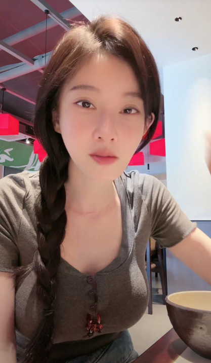 33岁冯提莫走性感路线游艇合照让人羡慕一米五身材如此有料