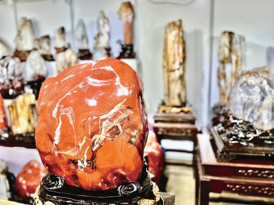 因主产地在云南龙陵县,色泽以黄色为主,民间才给它起了个"黄龙玉"的