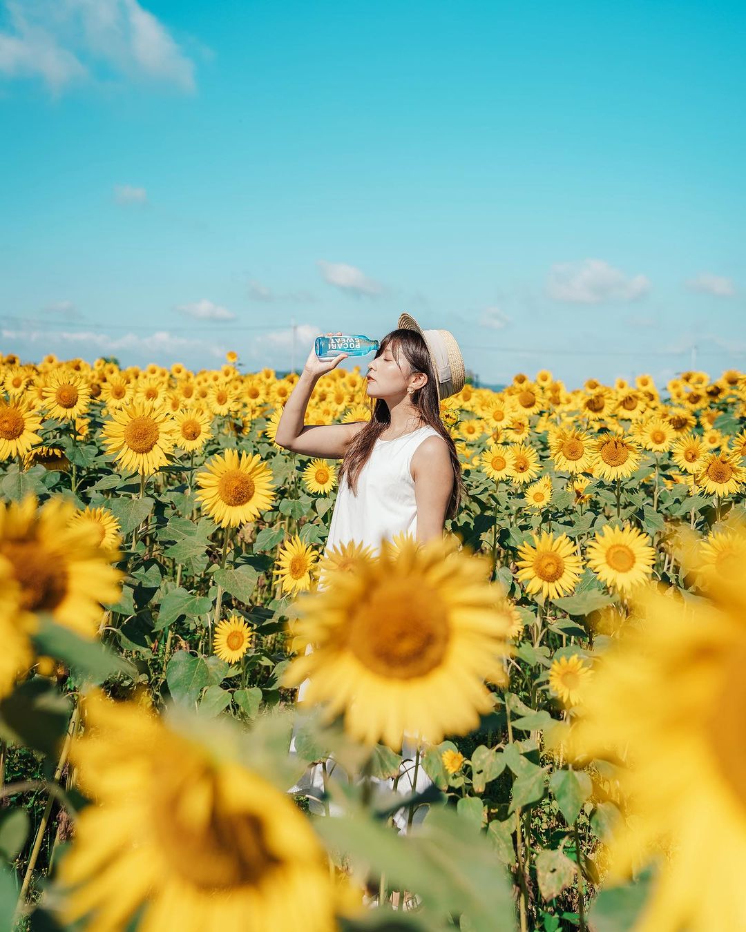 旅游拍照姿势的摆法女图片