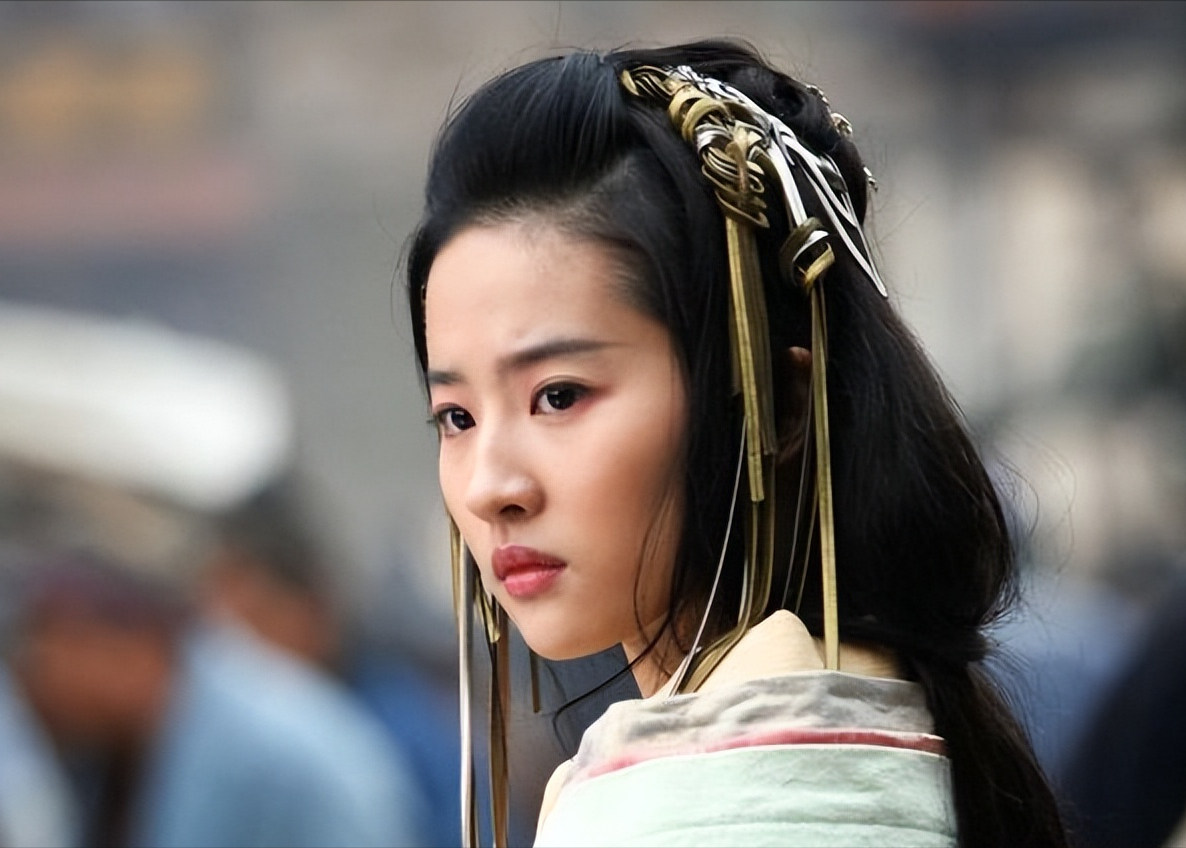 巴黎这一天刘亦菲勒出的赘肉治好了多少女人的身材焦虑