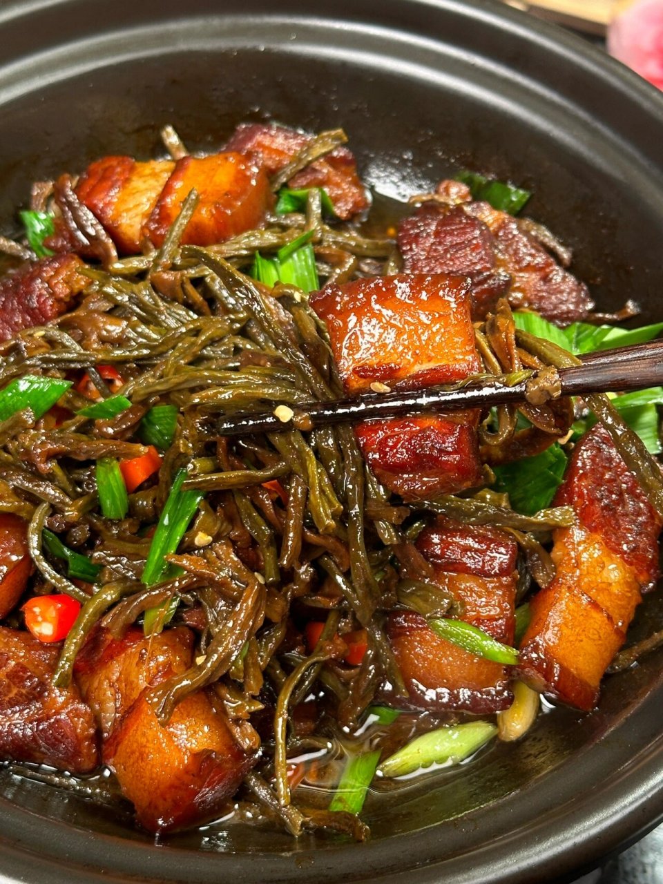 炖上一锅热气腾腾的红烧肉,配上干豆角好吃又下饭 食材:五花肉350g,干
