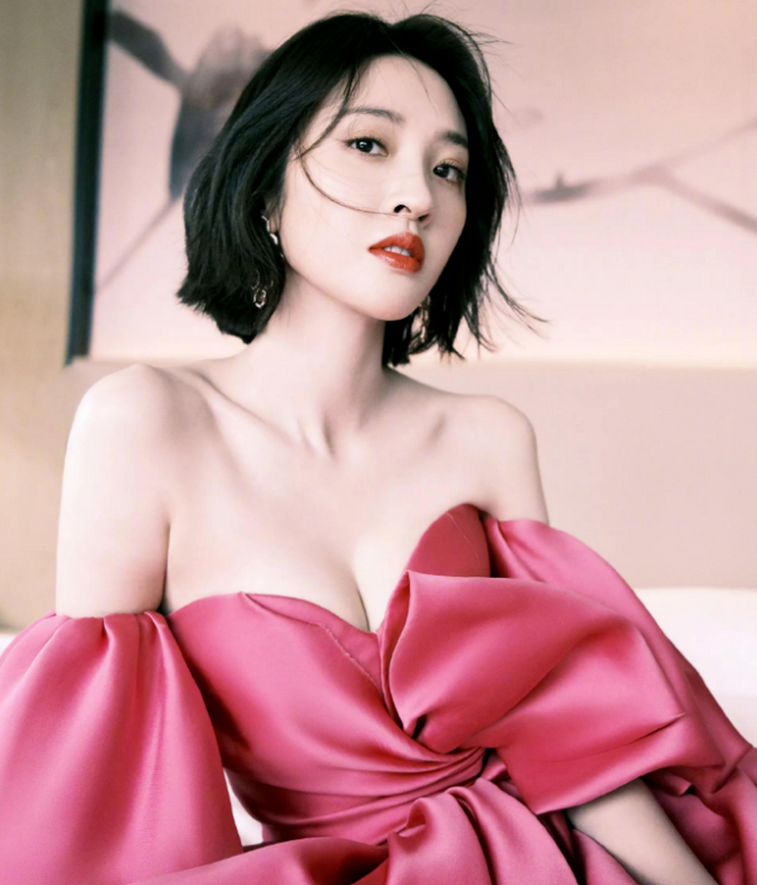 [原文:唐艺昕大胆突破,一袭玫红.