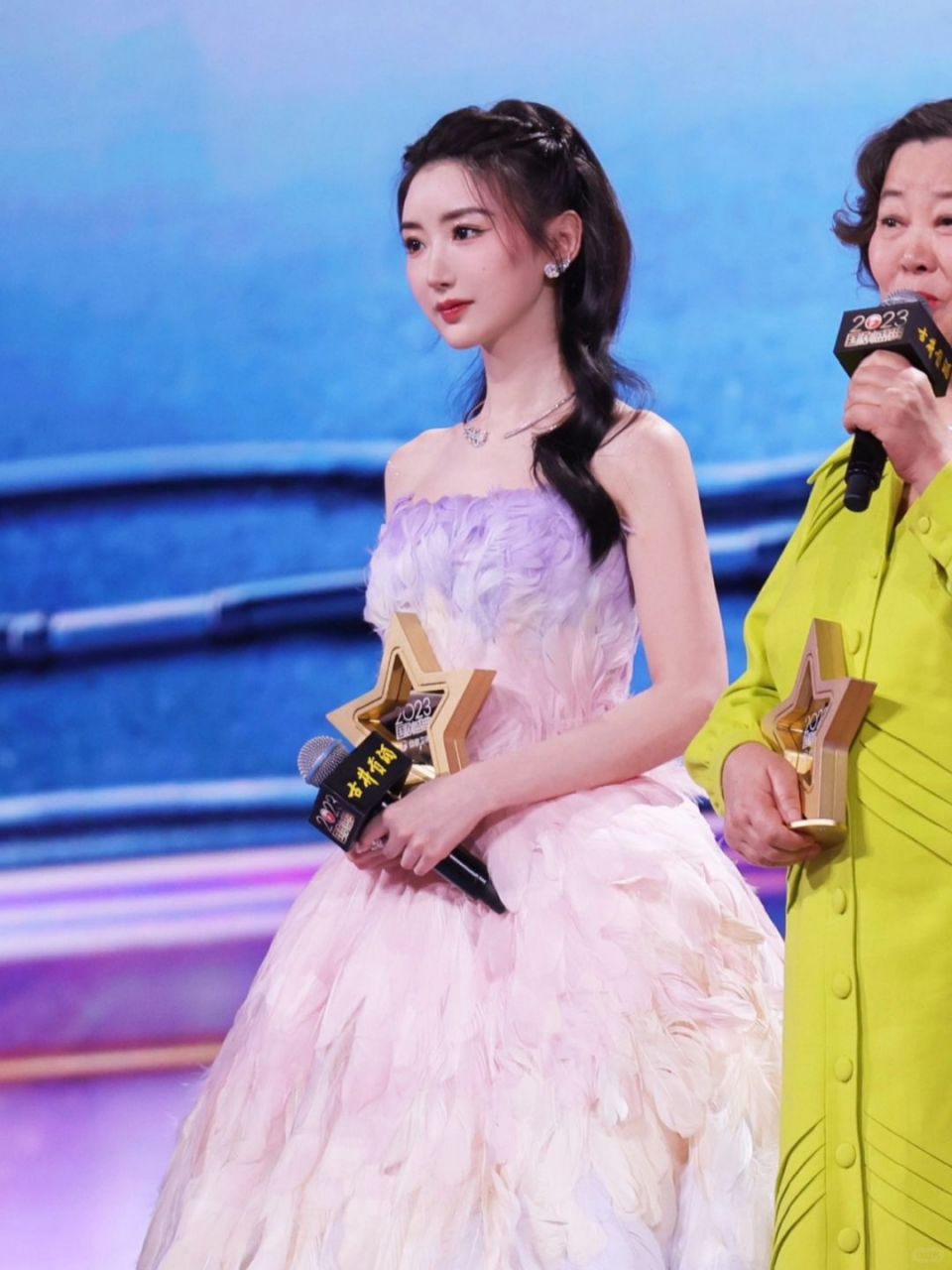 毛晓彤国剧盛典惊艳亮相多巴胺羽毛裙成焦点  国剧盛典上,毛晓彤的