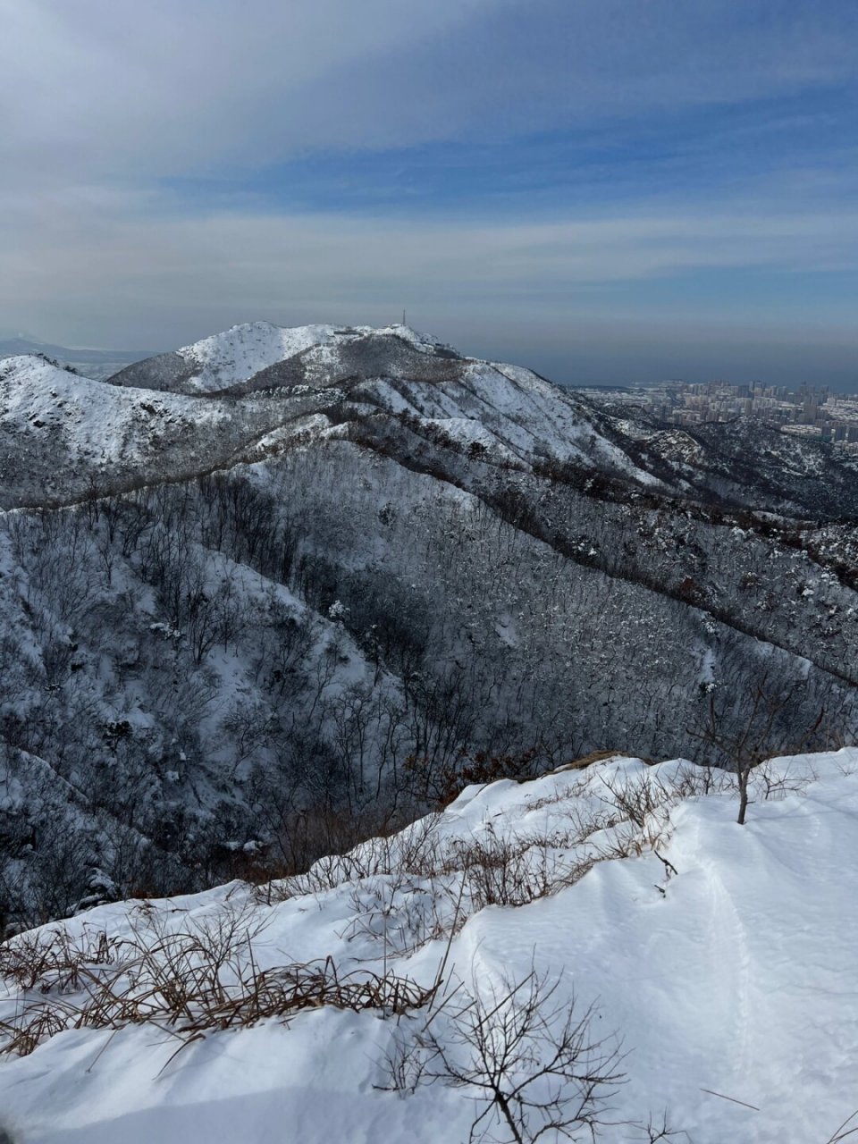 冬天就要玩雪 登上山顶的那一刻,我仿佛置身于一个冰雪世界,周围一片