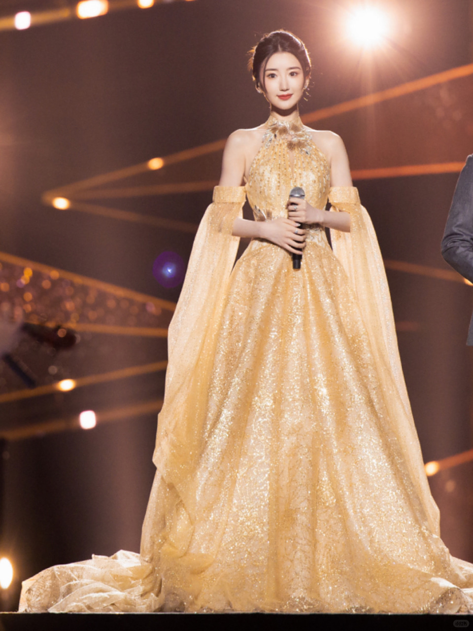 毛晓彤金色礼服亮相仙气十足惊艳全场  她身穿的金色礼服,简直就像是