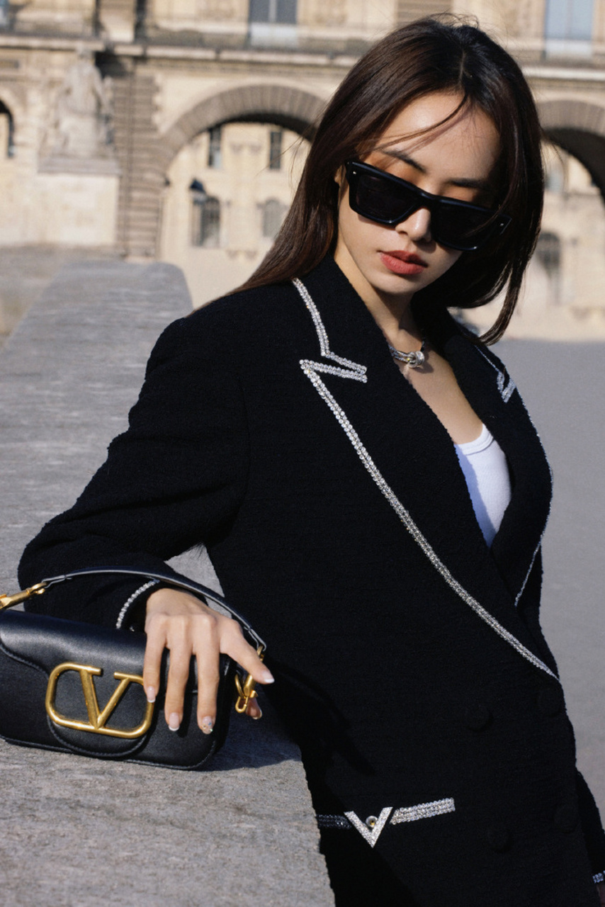 这是蔡依林在巴黎街头的一款穿搭,作为一名服装设计师,对于时尚自然有