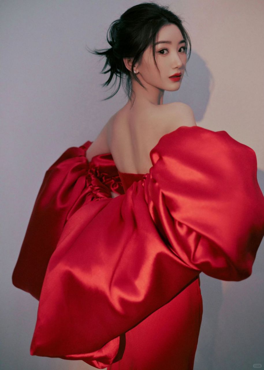 毛晓彤国剧盛典惊艳亮相婚纱礼服美翻全场  毛晓彤在《国剧盛典》颁奖