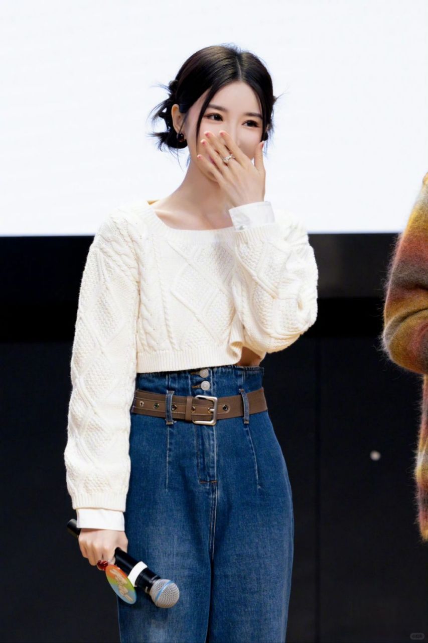 毛晓彤问心剧组穿搭曝光高腰牛仔裤引发潮流热潮  毛晓彤在《问心》剧