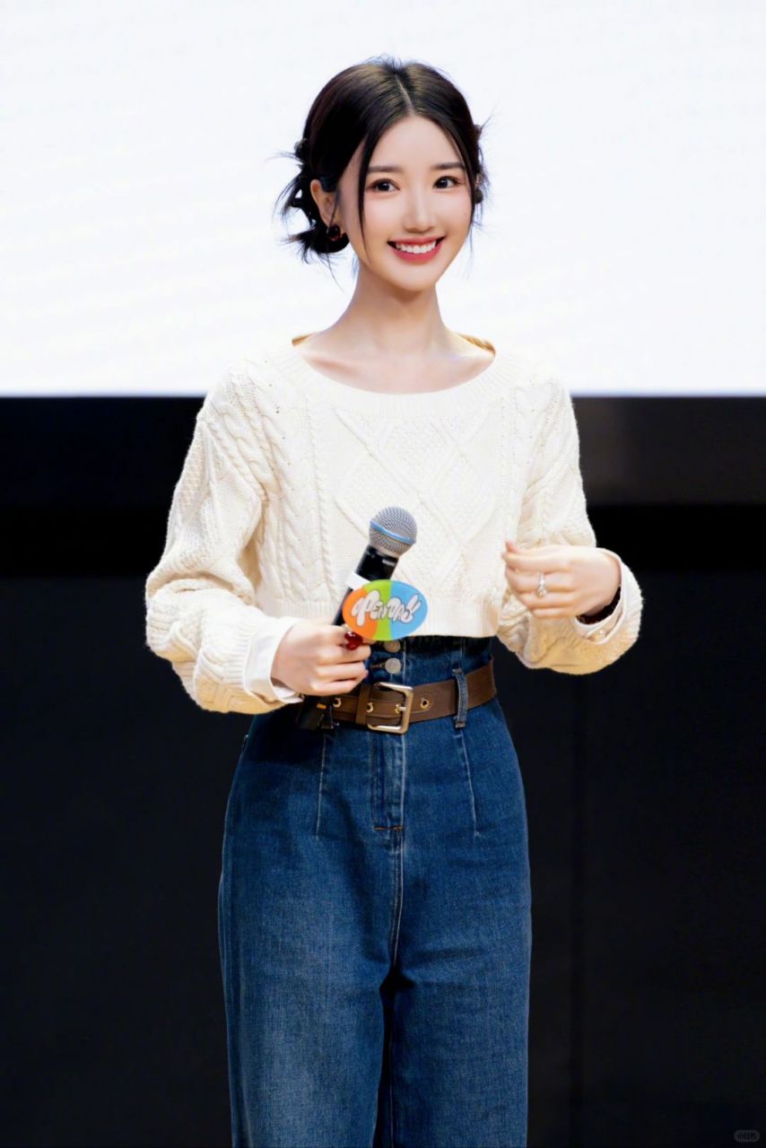 毛晓彤问心剧组穿搭曝光高腰牛仔裤引发潮流热潮  毛晓彤在《问心》剧