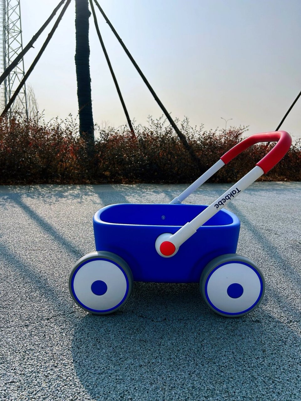 小家伙居然自己推着小推车,都不要我抱了!