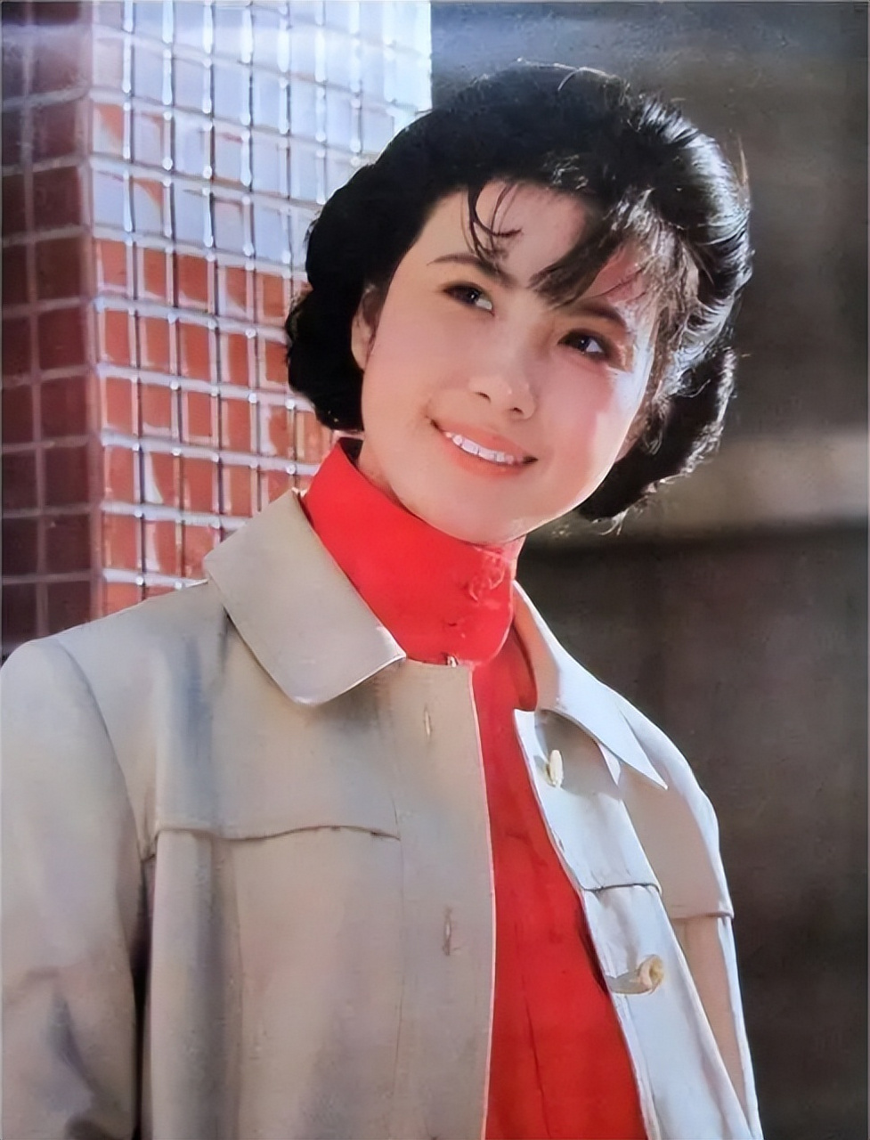 演员吴玉华说,接到导演邀请,去拍电视剧渴望,我非常高兴,看了剧本,肖