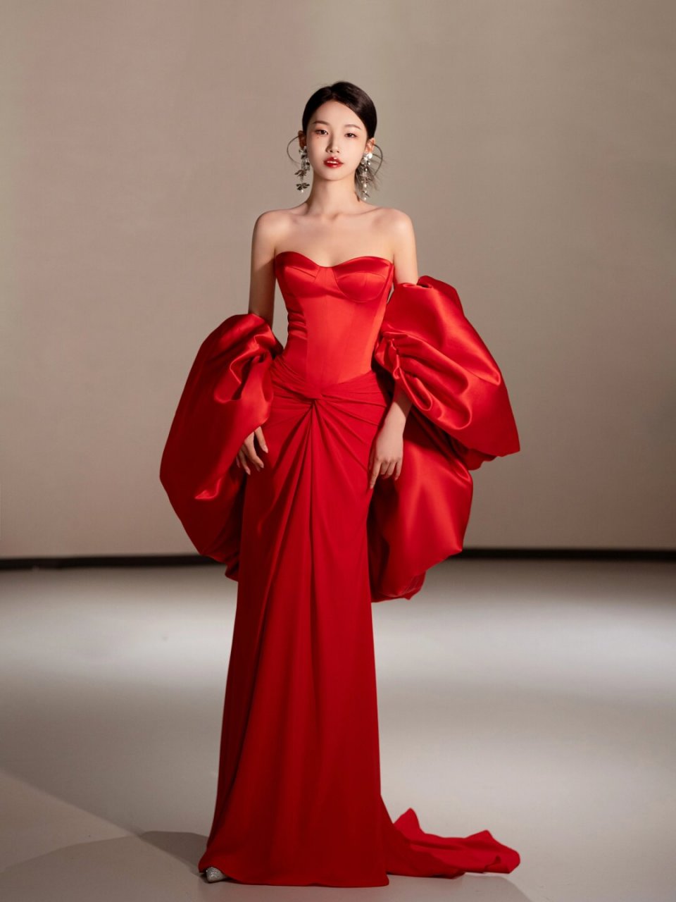 毛晓彤的礼服真的绝 是婚礼造型模板吧  看她身穿一袭红裙,摇曳生姿