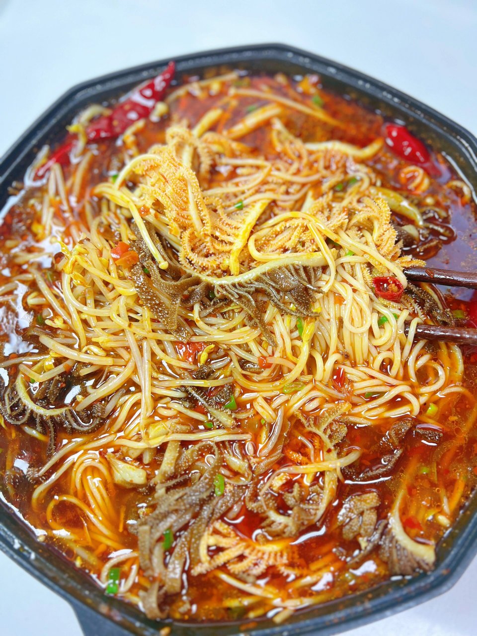 超过瘾的香辣毛肚米线 米线口感爽滑,味道入心;毛肚则鲜脆可口.