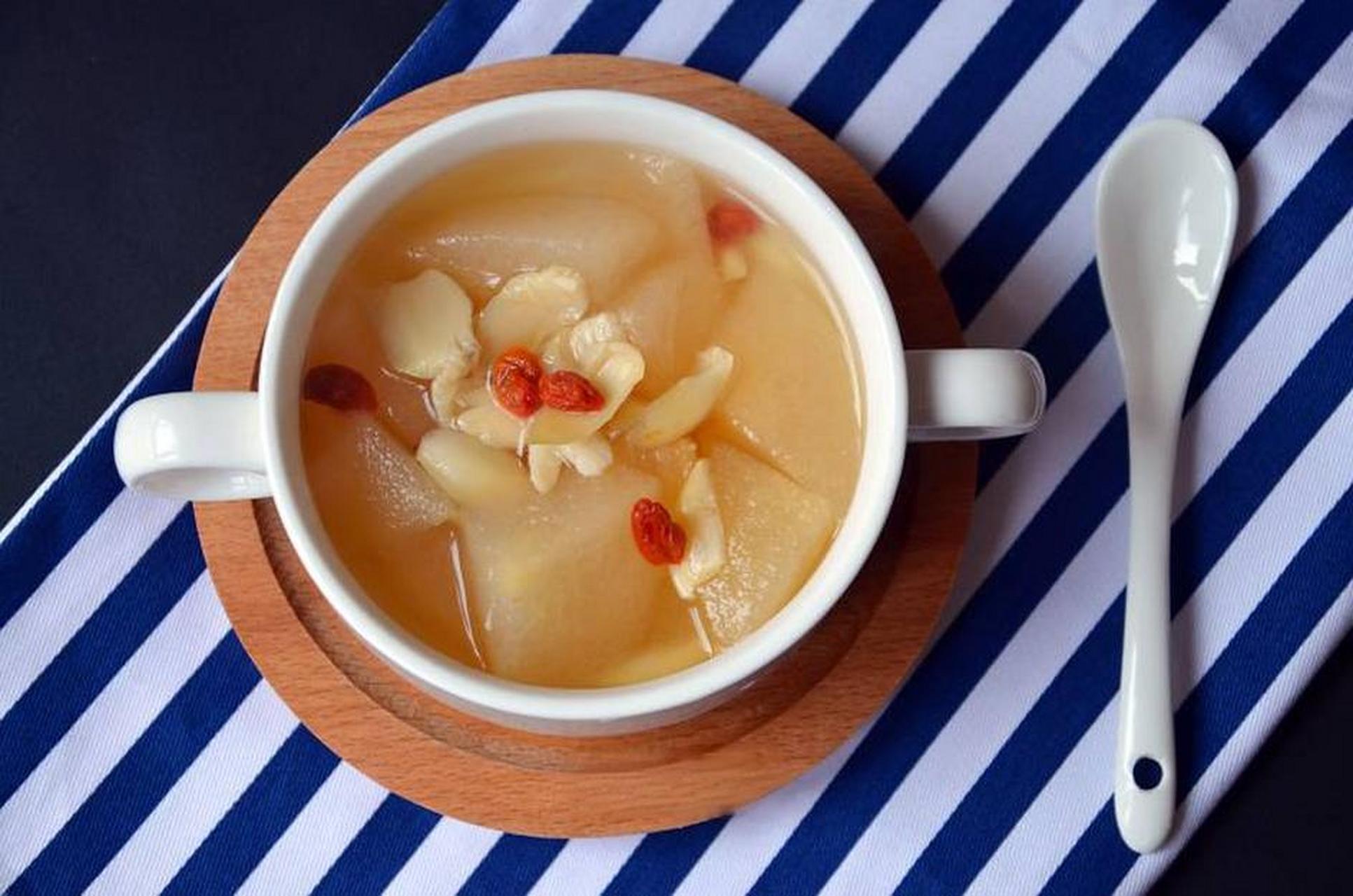 雪梨百合汤 - 主材料:百合,雪梨,冰糖,枸杞.  2.