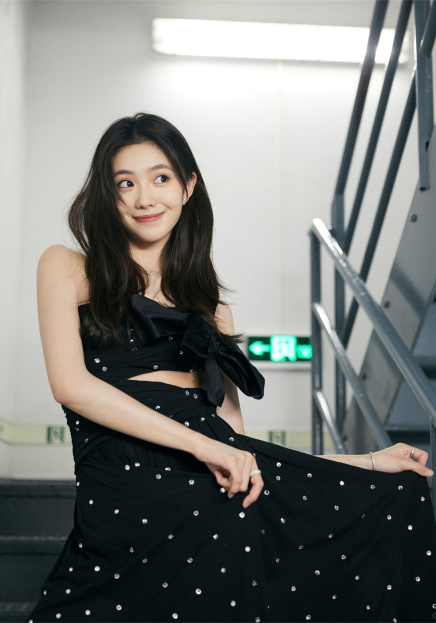 刘浩存今日活动造型图  今天要和大家分享最新一次亮相,简直就像是一